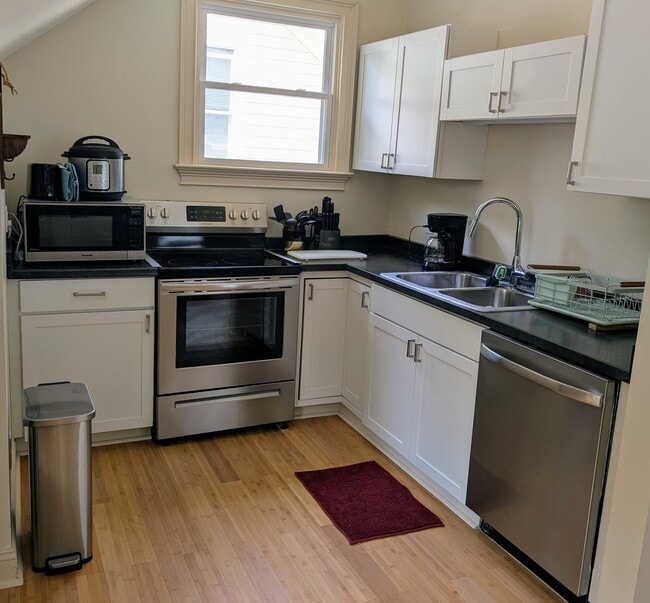 Kitchen - 217 W Winmore Ave