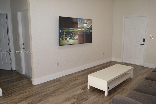 Foto del edificio - 5737 NW 113th Ave