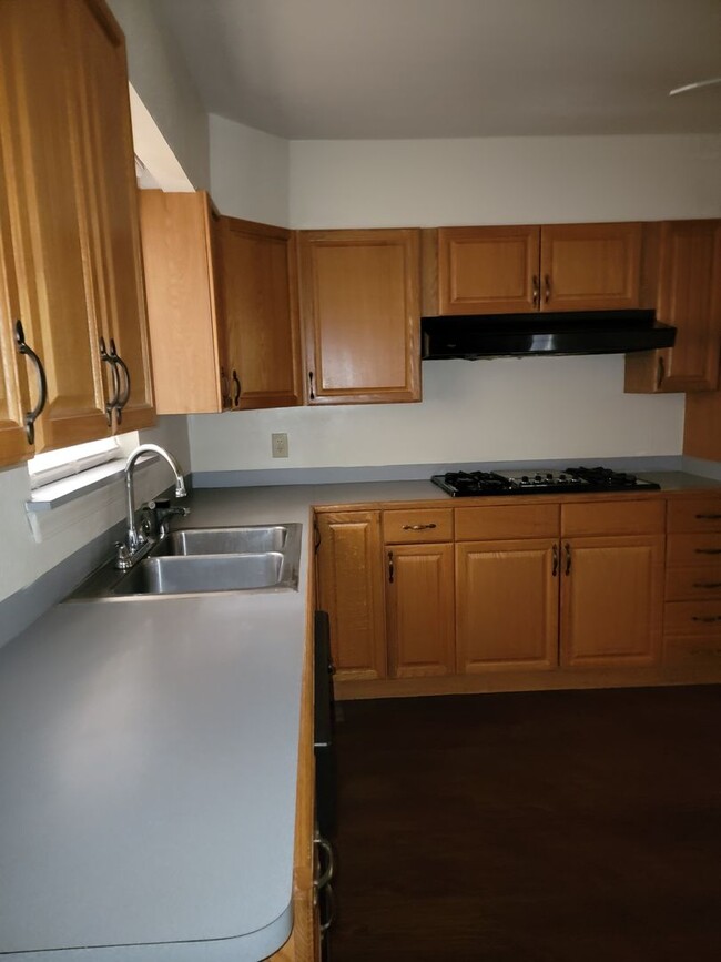 Building Photo - 3 bedroom 2 Bathroom Home