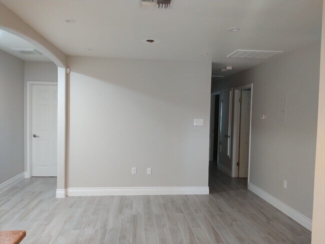 Dining area - 2011 Arbor Plz