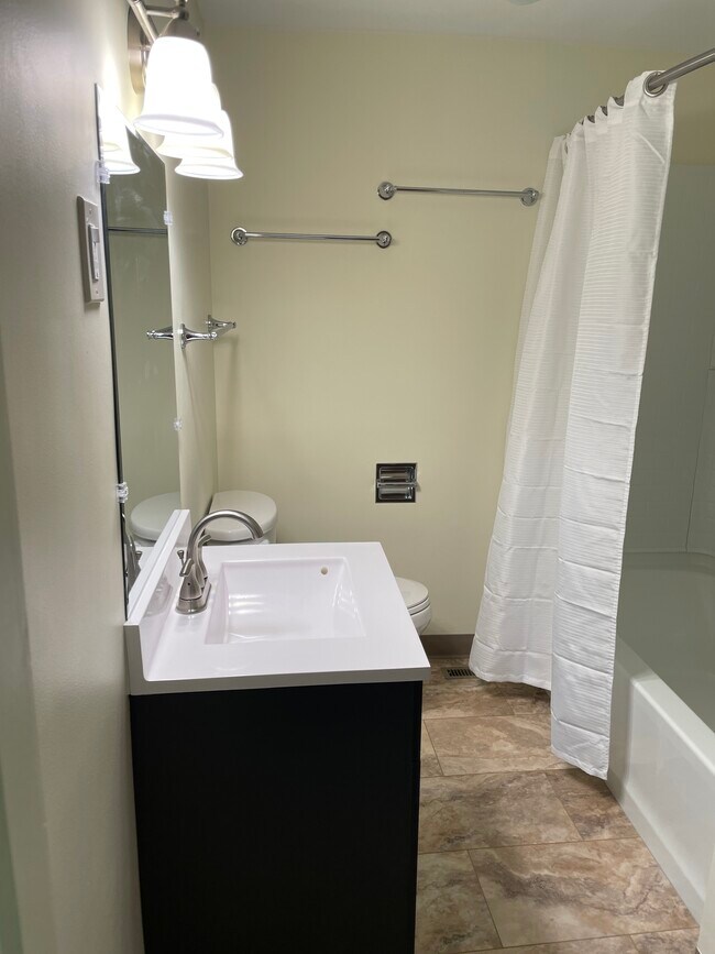Main Bath - 124 Davis St