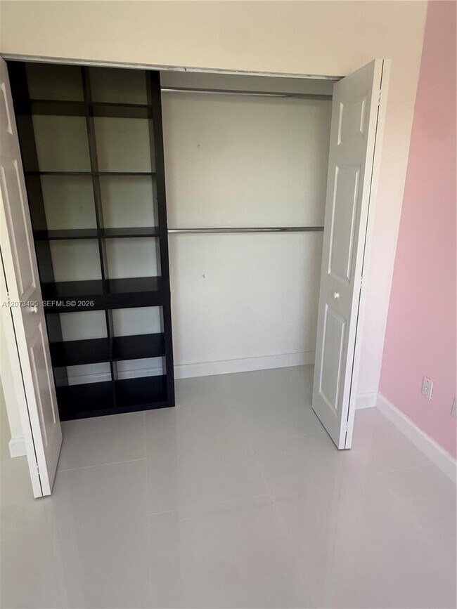 Foto del edificio - 875 NW 99th Ave