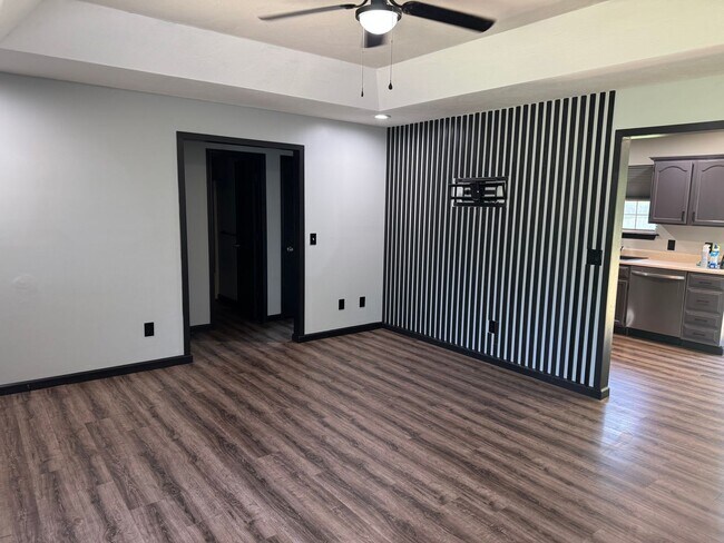 Building Photo - 3 Bedroom | 2 Bathroom | 2 Car garage | La...