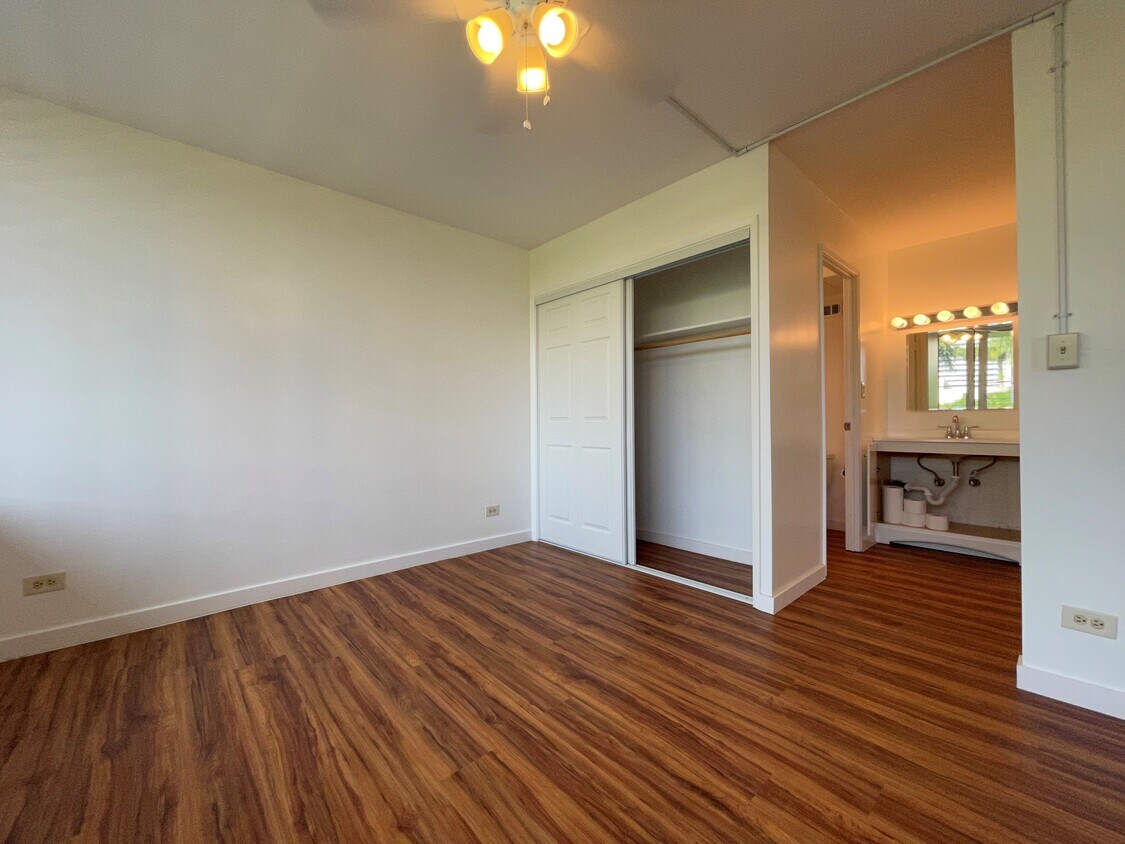 master bedroom and bathroom - 5400 Likini St