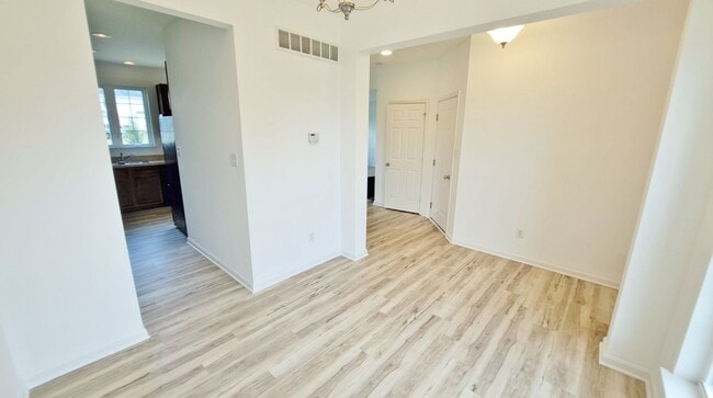 Building Photo - 3 Bed / 3 Bath Single Family Home w/2-Car ...