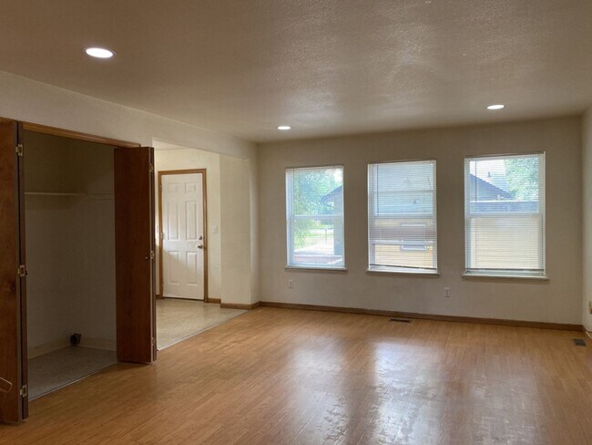 Foto del edificio - STUDENTS WELCOME! Single-Family Home Walking Distance to CSU!