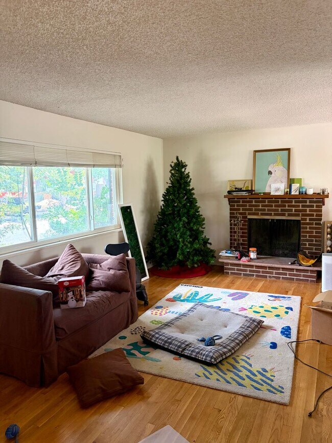 Building Photo - Tri-Level home in a quiet, established neighborhood