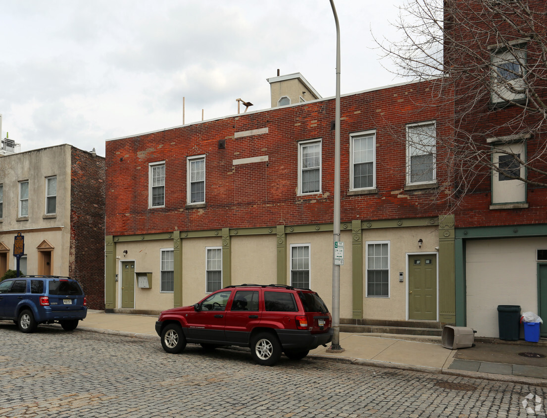 Building Photo - 321-323 N Front St