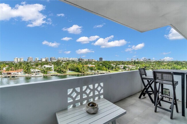 Foto del edificio - 9101 E Bay Harbor Dr