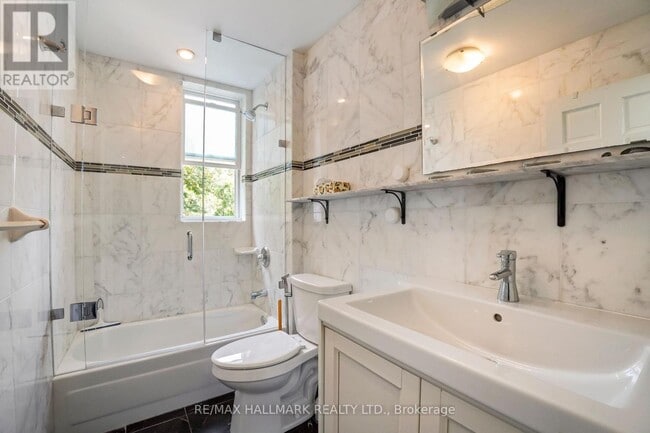 Photo du bâtiment - 702 Bathurst St