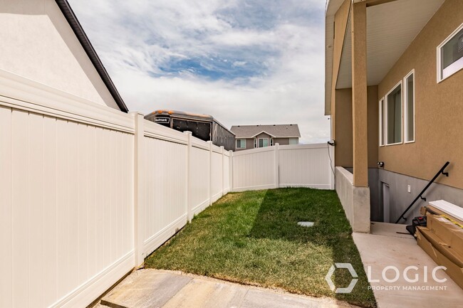 Building Photo - Brand New Basement Apartment With Private ...