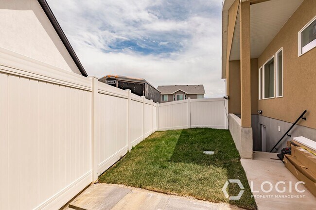 Foto del edificio - Brand New Basement Apartment With Private ...