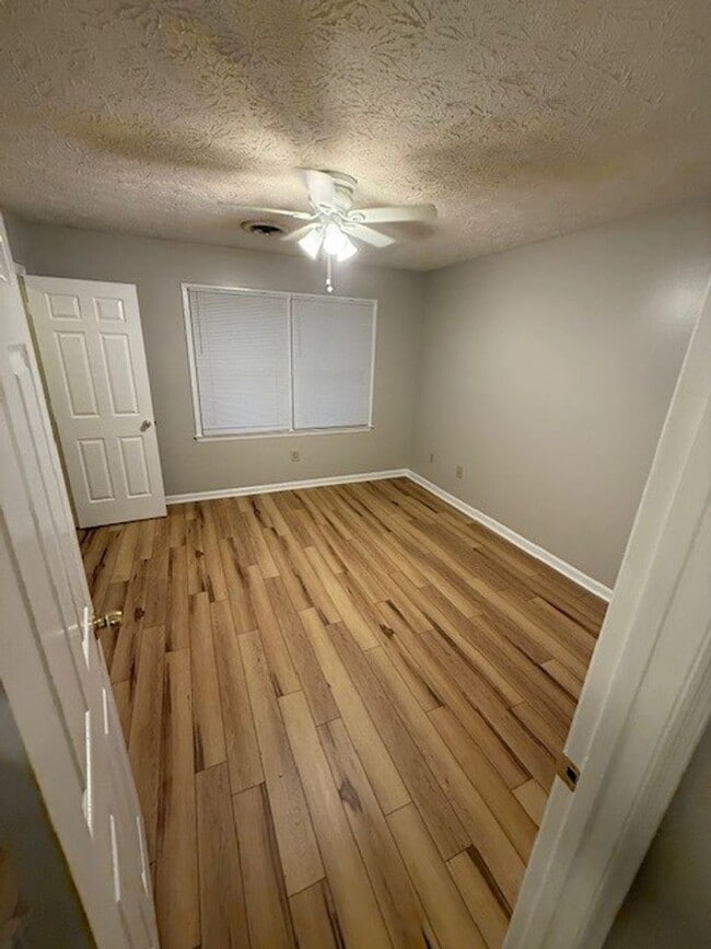 Building Photo - Lovely 3 BR House in South Lexington! New Paint & Flooring! Fenced Backyard, Off-Street Parking