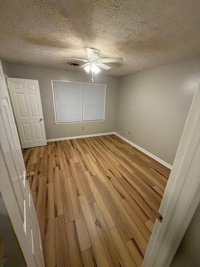 Foto del edificio - Lovely 3 BR House in South Lexington! New Paint & Flooring! Fenced Backyard, Off-Street Parking