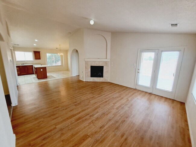 Building Photo - 3 bed, 2 bath Home in Hunning Ranch