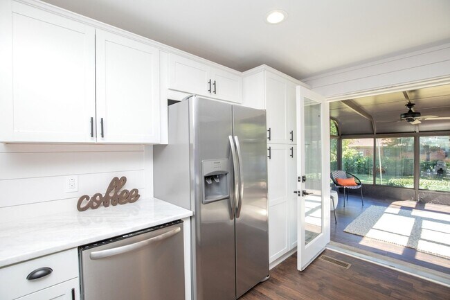 Building Photo - East Nashville 4BR 3BA cottage with beauti...