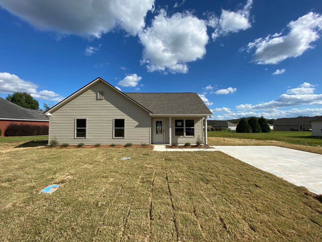 Foto principal - Home for Rent in Talladega, AL!!! Availabl...