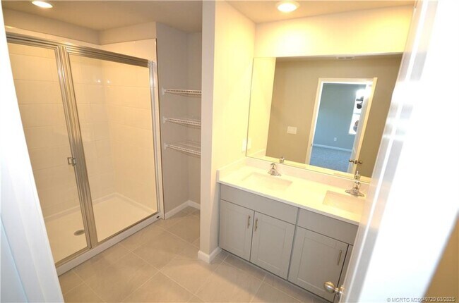 Foto del edificio - 5742 SE Edgewater Cir