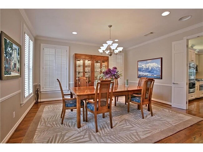 Building Photo - Live in exclusive Mira Vista!