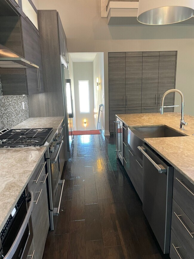 Building Photo - 1 N Desoto Pl