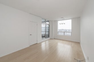 Building Photo - 980 Yonge St