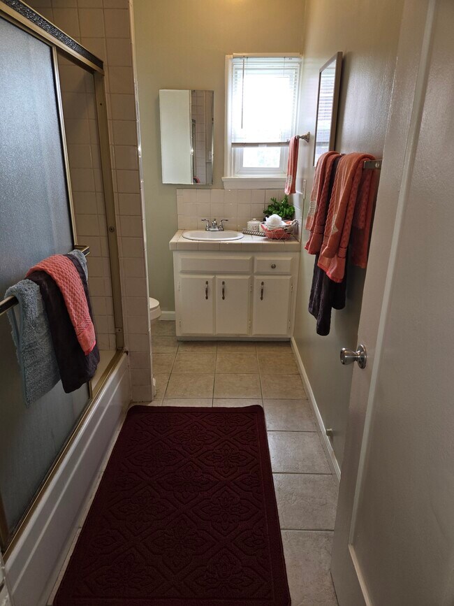 Baño - 5222 W Olympic Blvd