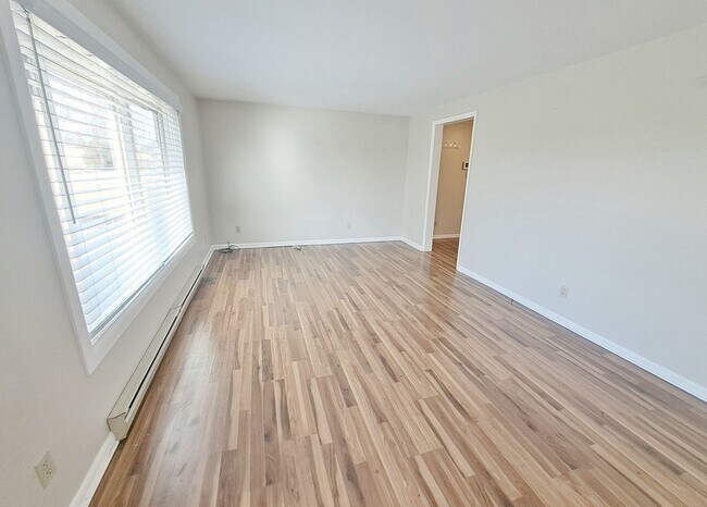 Foto del edificio - 3 Bed / 1-1/5 Bath Single Family Home w/Attached 2-Car Garage