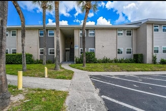 Building Photo - 836 Sky Lake Cir