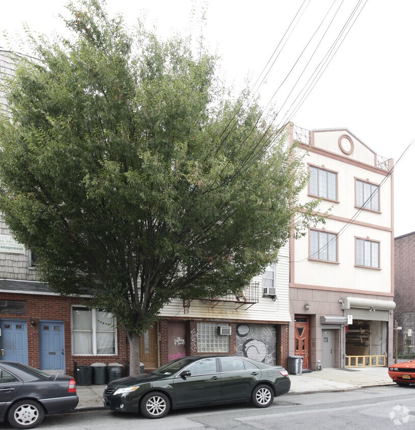 Primary Photo - 47 Withers St