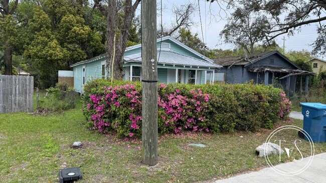 Building Photo - MOVE-IN SPECIAL: FREE 1ST FULL MONTH'S RENT!**