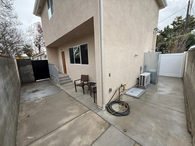 Patio privado y jardín lateral. - 6259 Riverton Ave
