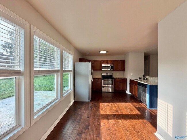 Foto del edificio - 2110 Fernbrook Dr NE