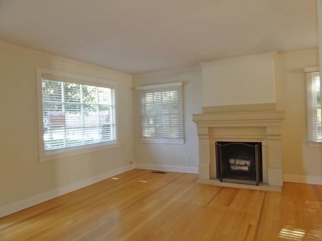 Building Photo - Charming Downtown Los Gatos 3 Bedroom Gem
