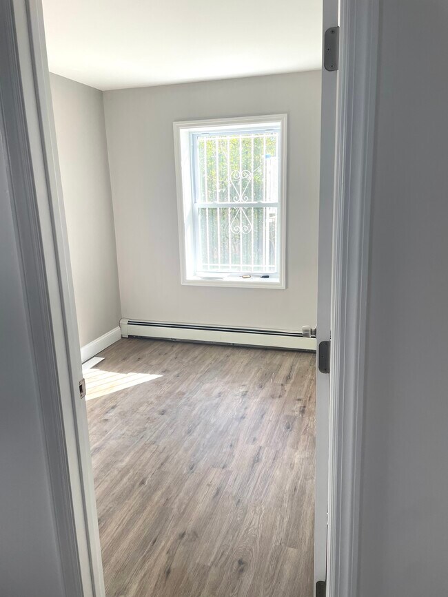 Smaller bedroom with closet - 668 Norwood Ter