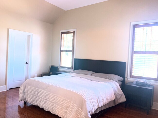 Building Photo - Charming Home