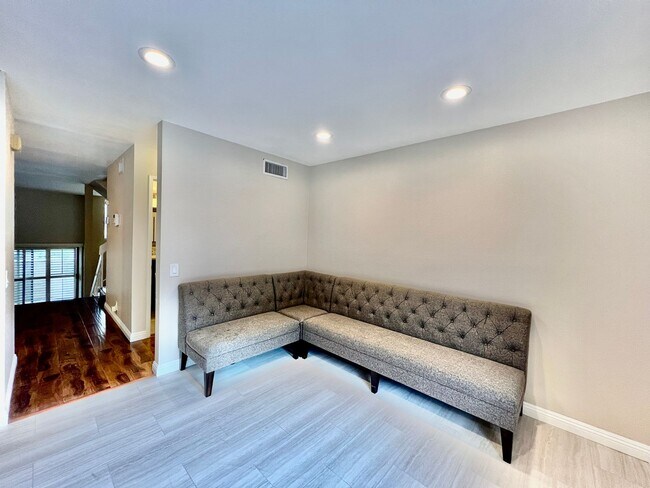 Foto del edificio - Beautiful 3B/2.5BA W/ Attached 2 Car Garage & W/D in La Jolla!