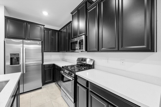 Building Photo - Iron Mountain Townhome with attached garage