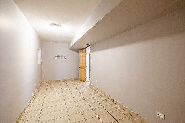 Building Photo - 857 N Harding Ave