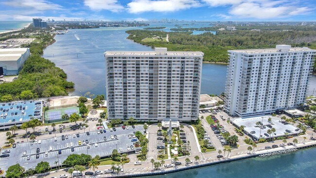 Foto del edificio - 300 Bayview Dr