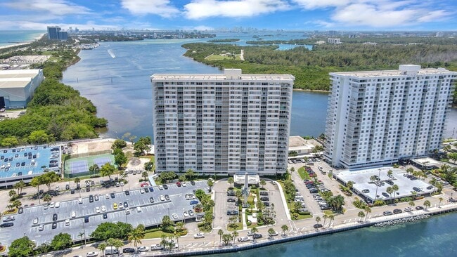 Building Photo - 300 Bayview Dr