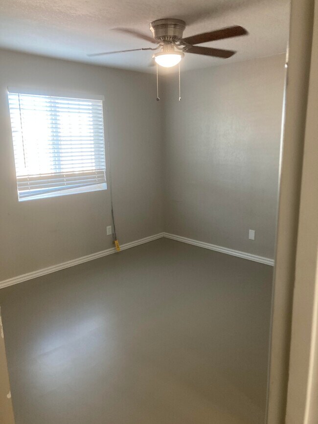 Bedroom - 2723 e southgate ave