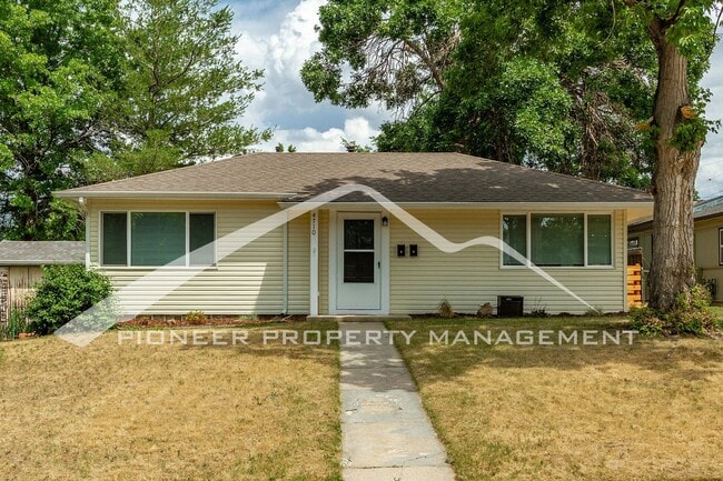 Cozy Home with Washer/Dryer and Fenced Yard - Cozy Home with Washer/Dryer and Fenced Yard