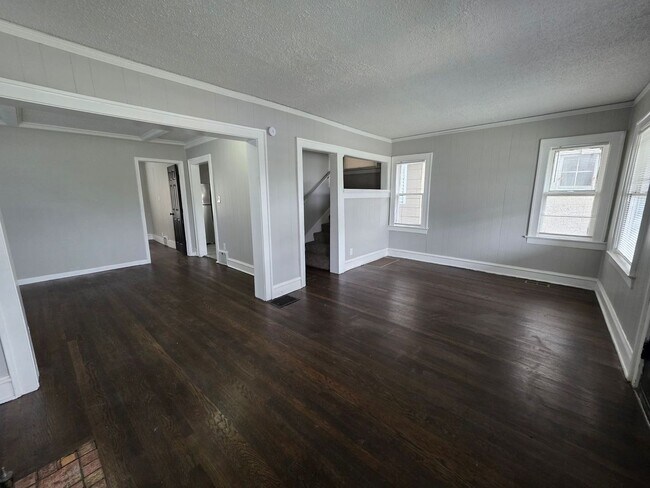 Foto del edificio - Spacious 4 Bedroom Home with Classic Charm