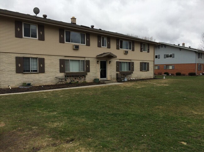 Large Back Yard - 670 E Lincoln Ave
