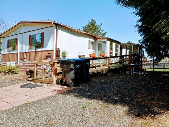 Building Photo - 3bd 1.75 ba Fenced Yard
