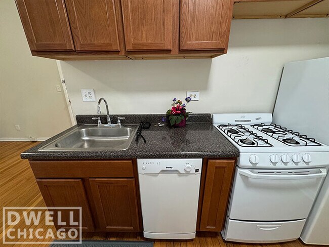 Foto del edificio - 923 W Waveland Ave