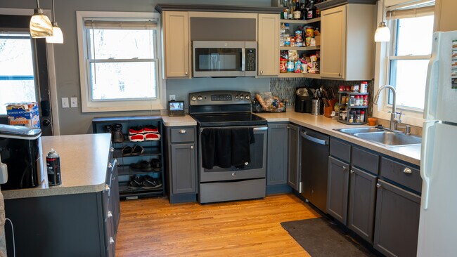 Kitchen 2 - 5864 Quebec Ave N