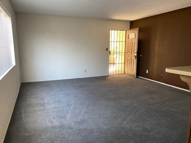 Building Photo - 2 bedroom 1 Bath lower level condo with Ga...