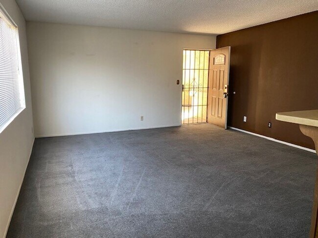 Foto del edificio - 2 bedroom 1 Bath lower level condo with Ga...