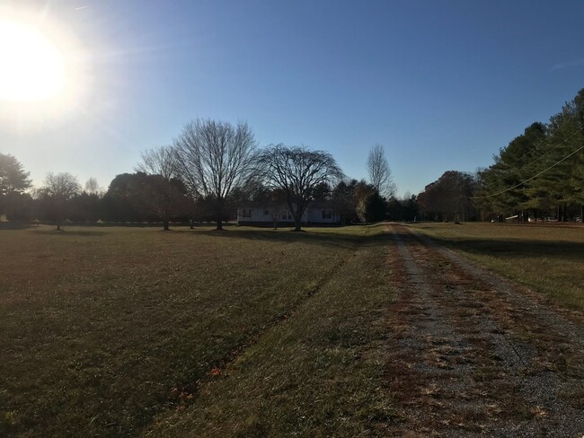 Building Photo - 2BR Home on 2 acres in Statesville